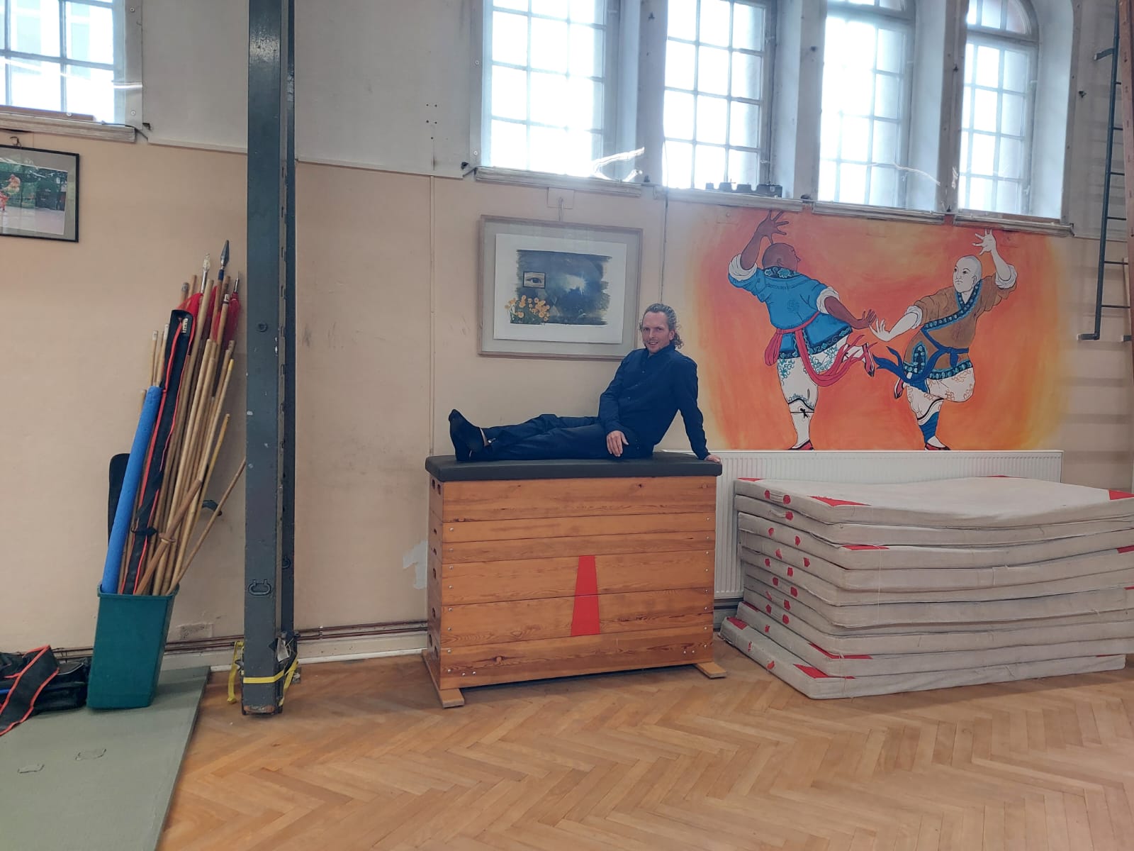 Peer mit seinem Team hat unseren Kasten repariert